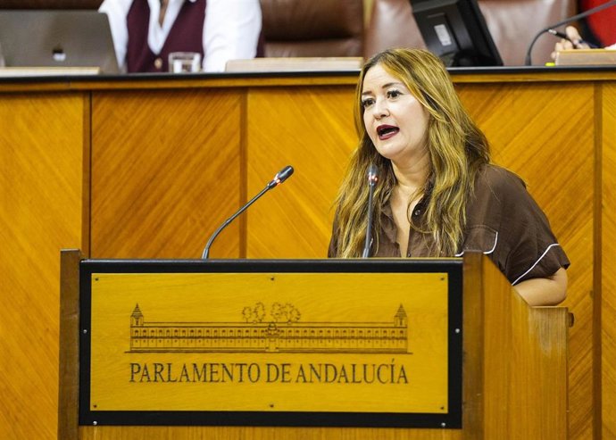 Archivo - La parlamentaria del PSOE-A Verónica Pérez interviene en el Pleno del Parlamento.