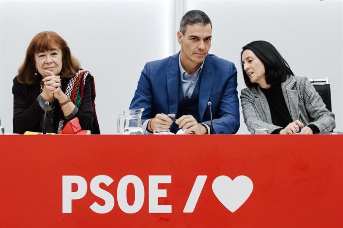 La presidenta del PSOE, Cristina Narbona, el presidente del Gobierno, Pedro Sánchez, y la Secretaria de Organización del PSOE, Rebeca Torró Soler, durante una reunión de la Comisión Ejecutiva Federal del PSOE.
