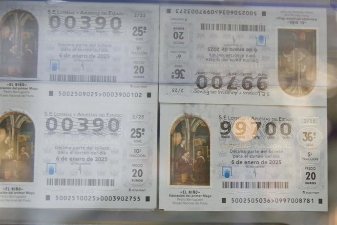 Archivo - Décimos para el Sorteo de El Niño en una administración de lotería, a 26 de diciembre de 2024, en Madrid (España).