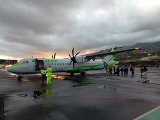 Pasajeros de un vuelo a Tenerife Norte embarcan en un avión de Binter desde el aeropuerto de La Palma.