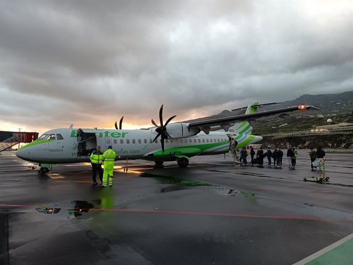 Pasajeros de un vuelo a Tenerife Norte embarcan en un avión de Binter desde el aeropuerto de La Palma.