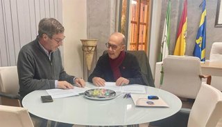 Firma del convenio entre Junta de Andalucía y Ayuntamiento de Jaén para una ruta de transporte público entre La Guardia y Jaén.