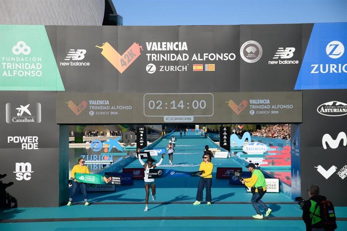 La keniana Joyciline Jepkosgei logra la mejor marca mundial del año en el maratón de Valencia