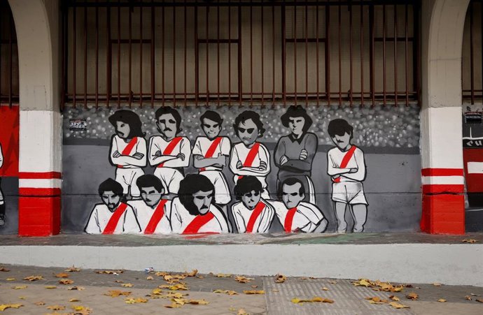 La Comunidad de Madrid decora el exterior del Estadio de Vallecas con murales que recuerdan la historia del Rayo