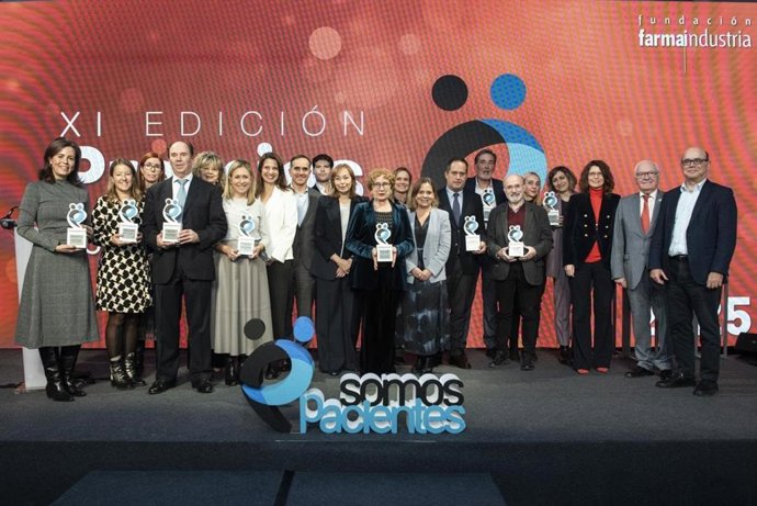 Recogida del reconocimiento en los XI Premios Somos Pacientes.