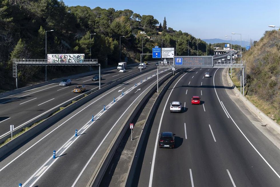 Señales de carretera avisando del brote de Peste Porcina Africana en la C-58 a la altura de Montcada i Reixach, a 1 de diciembre de 2025, en Barcelona, Cataluña (España).