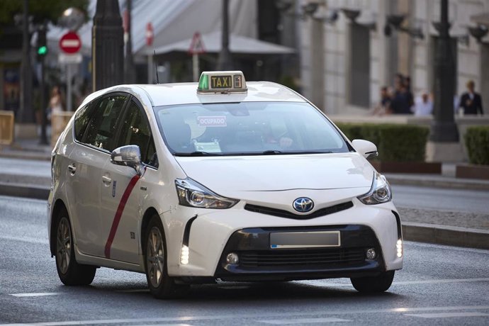 Archivo - Un taxi recorre Madrid, a 16 de septiembre de 2025, en Madrid (España). El sector del taxi madrileño se sumará desde el 15 hasta el 22 de septiembre a la semana de la movilidad ofreciendo un descuento de 3 euros en sus servicios a través del ser