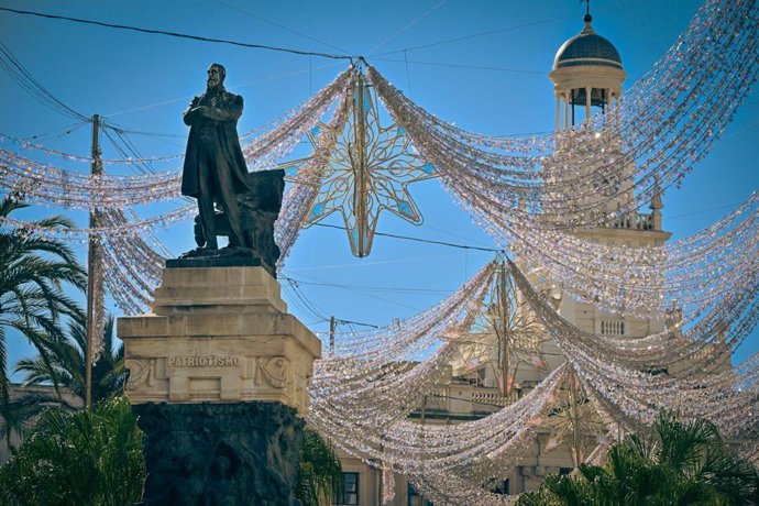 Archivo - Detalle del alumbrado de Navidad en la ciudad de Cádiz