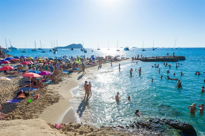 Archivo - Bañistas disfrutan en la Cala Conta, a 9 de agosto de 2022, en Ibiza, Baleares (España). 