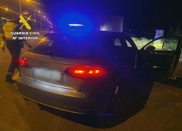 La Guardia Civil de la Región de Murcia ha detenido a una mujer que fue sorprendida conduciendo un turismo, en el que también viajaba a bordo su hijo menor de edad