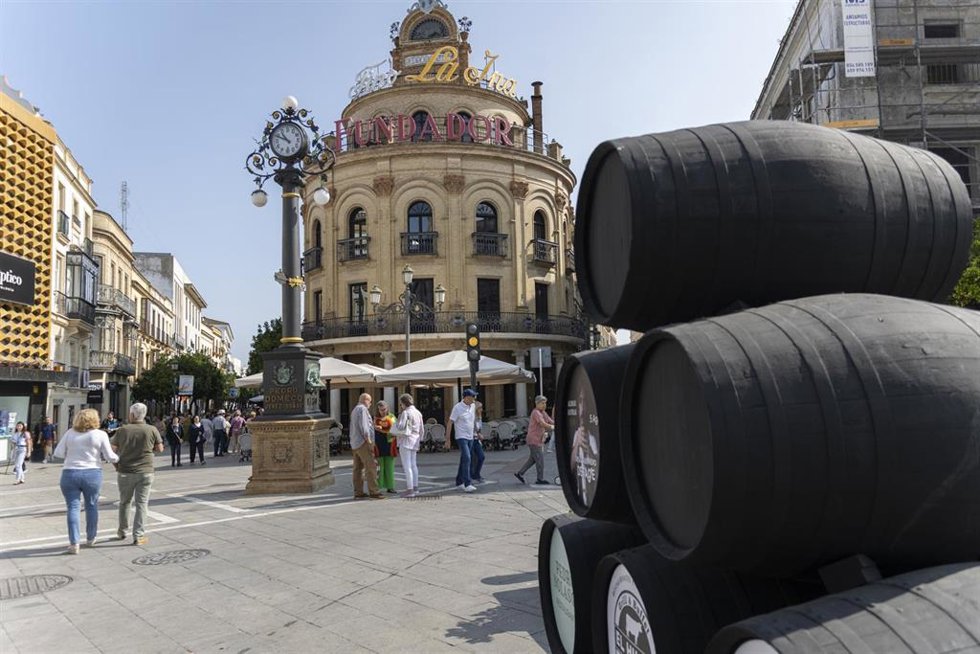 Archivo - Vista del Gallo Azul y toneles de vino en el centro de Jerez de la Frontera