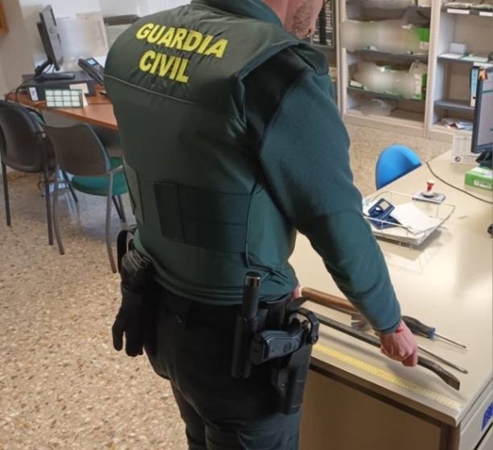 Un agente de la Guardia Civil muestra las herramientas intervenidas al hombre detenido acusado como presunto autor de dos delitos de robo con fuerza en el interior de dos domicilios y otro de usurpación de vivienda en el Bajo Cinca.