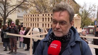 Una réplica del edificio del Congreso desfila por Madrid por 50 años de 'España
