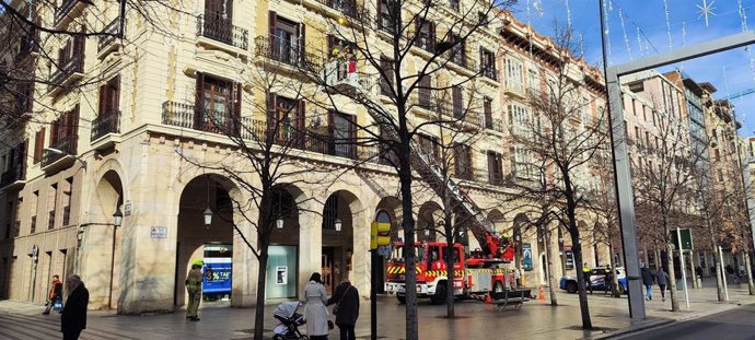Los Bomberos revisan las luces de Navidad del paseo de la Independencia este domingo tras desprenderse varias guirnaldas este sábado.