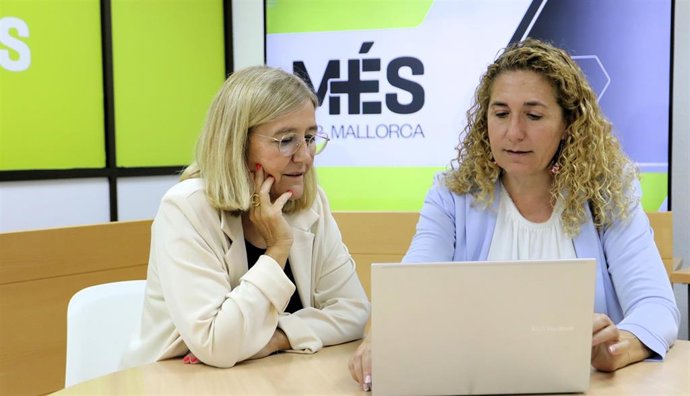 La portavoz de MÉS en el Consell, Catalina Inés Perelló, y la consellera insular de la formación, Rosa Cursach.
