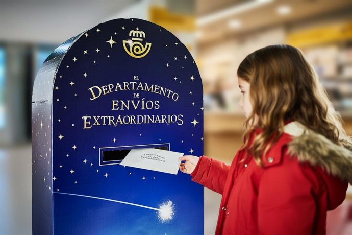 Correos instala buzones "mágicos" en siete oficinas de Cantabria para enviar cartas a Papá Noel y los Reyes 