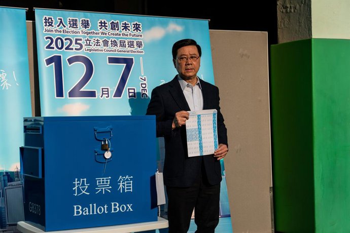 7 de dezembro de 2025, Hong Kong, Hong Kong: O Chefe do Executivo de Hong Kong, John Lee, em uma seção eleitoral para votar em 7 de dezembro de 2025 em Hong Kong. Hoje, Hong Kong realiza sua eleição para o Conselho Legislativo.