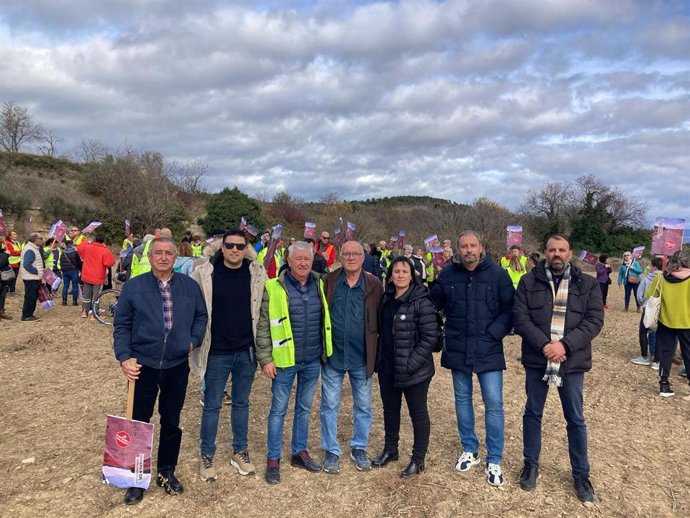 La diputada del PSOE Lorena Canales, tercera por la izquierda, y el alcalde de Ayerbe, Antonio Biescas, segundo por la derecha, en la concentración de este sábado para exigir el arreglo de la carrtera A-125 que afecta a Ayerbe, Ardisa y Biscarrués.
