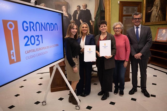 La presidenta de Adaner Granada, Nazaret Álvarez Santiago, junto a la alcaldesa de Granada, Marifrán Carazo.