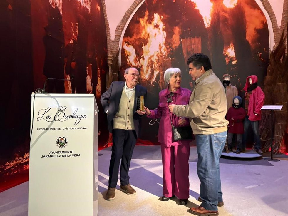 El alcalde de Jarandilla de la Vera, Fermín Encabo Acuña, entrega el 'Escobón de Oro' a Manuel y Pepa, tíos del cantante Alejandro Sanz, en el Museo de los Escobazos de la localidad cacereña