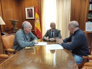 El subdelegado del Gobierno en Málaga, Javier Salas, junto con Pedro Francisco Sánchez y Antonio Lozano, portavoz y vocal de la Plataforma Ciudadana Bosque Urbano, respectivamente.