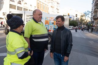 Archivo - Dipositivo especial de limpieza para las fiestas navideñas en Marbella (Málaga)