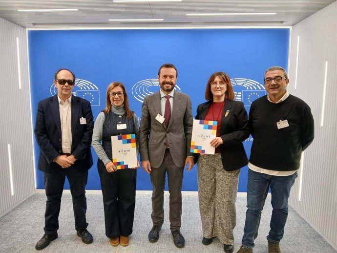 El comisionado para la Accesibilidad de Castilla-La Mancha, José Luis Escudero, junto a representantes del Tercer Sector regional.
