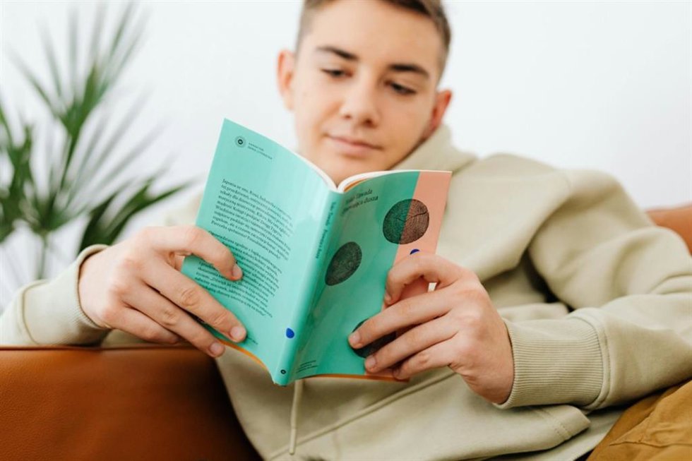 Imagen de recurso de un niño con un libro.