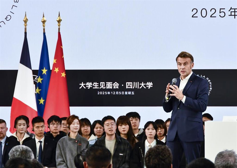 El presidente de Francia, Emmanuel Macron, visita la Universidad de Sichuan en Chengdu (China)