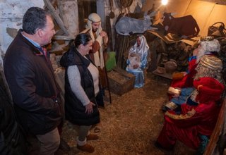 El presidente de la Diputación de Huelva, David Toscano, visitando un Belén.