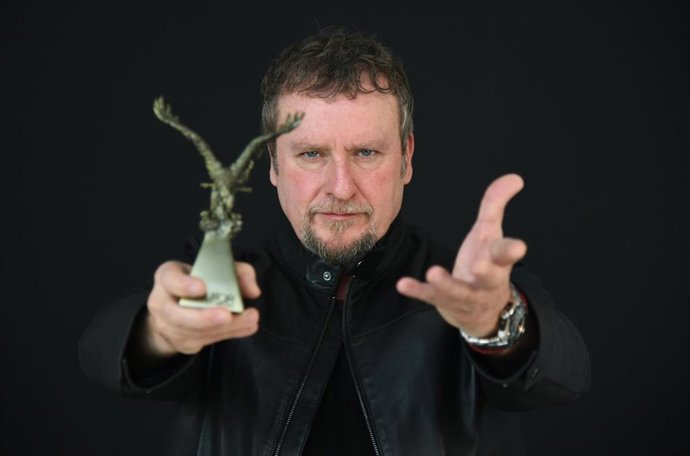 El actor vallisoletano Fernando Cayo, en el Aguilar Film Festival, junto a su Águila de oro.