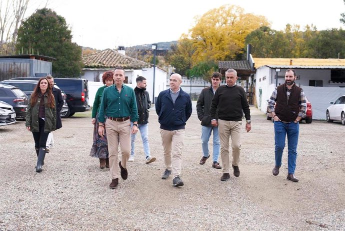 El jefe de la delegación de Vox en el Parlamento Europeo, Jorge Buxadé, visita Plasencia junto al senador y cabeza de lista por Badajoz, Ángel Pelayo, y el candidato de la formación a la presidencia de la Junta, Óscar Fernández Calle