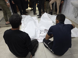 Palestins a l'Hospital Naser de Jan Yunis junt amb diversos morts pels atacs d'Israel contra la Franja de Gaza malgrat l'alto-el-foc en vigor des del 10 d'octubre de 2025 (arxiu)