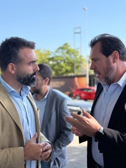 El diputado en el Congreso por el PSOE de Córdoba Alberto Mayoral, junto al ministro de Transportes, Óscar Puente.