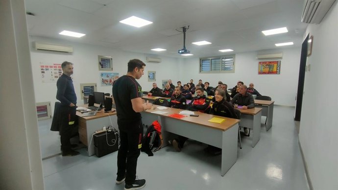 Curso de los bomberos de Alcalá de Guadaíra (Sevilla) sobre 'Combinación de técnicas tácticas y herramientas para la extinción de incendios'