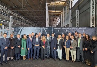 Foto de familia en Santana con el presidente del PP de Jaén, Erik Domínguez, y el presidente de la Junta de Andalucía, Juanma Moreno. Imagen de Archivo.