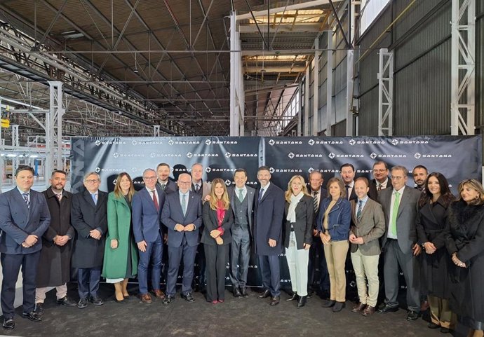 Foto de familia en Santana con el presidente del PP de Jaén, Erik Domínguez, y el presidente de la Junta de Andalucía, Juanma Moreno. Imagen de Archivo.