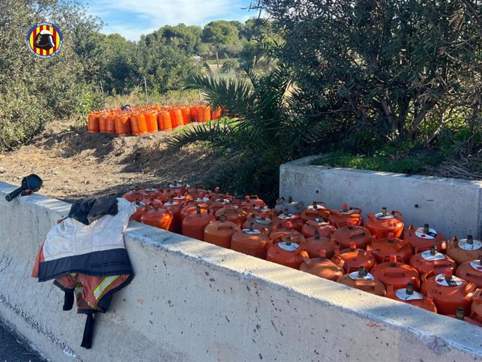 Imagen de las bombonas de butano retiradas en el arcén