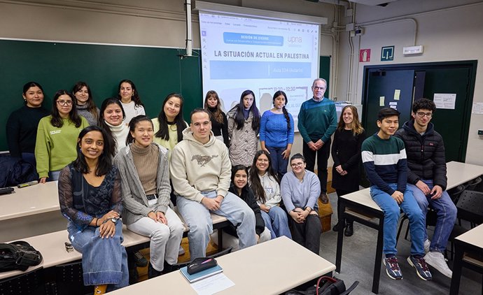 Alumnado del curso de cooperación al desarrollo posa en el campus de Arrosadia, con la directora de área de Internacionalización.