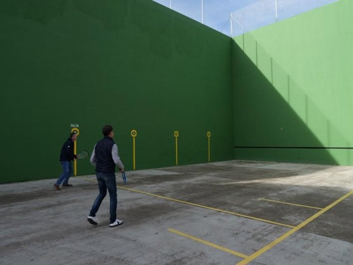 Reforzadas las infraestructuras deportivas en el Camero Viejo con la renovación del frontón de San Román de Cameros