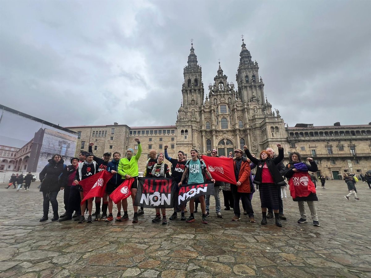 Corredores de montaña protestan contra Altri y la mina de Touro con una maratón de 51 km entre Melide y Santiago
