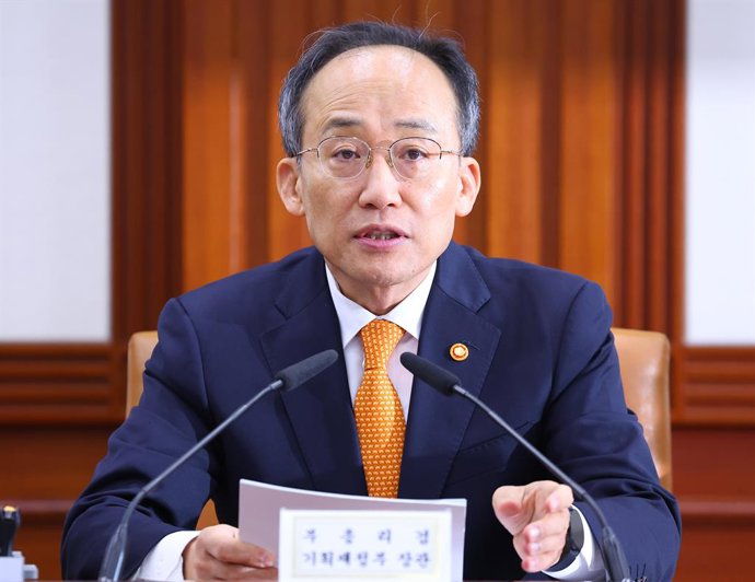 Archivo - 27 November 2023, South Korea, Seoul: South Korean Finance Minister Choo Kyung-ho, who doubles as the deputy prime minister for economic affairs, speaks during an emergency meeting of economy-related ministers on trade and investment at the gove