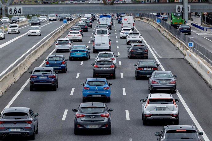 Archivo - Decenas de vehículos en la carretera A6, a 11 de abril de 2025, en Madrid (España). 