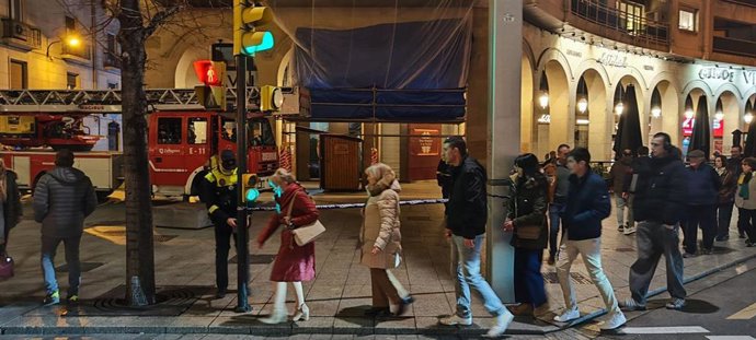 Un agente de la Policía Local baliza un tramo del paseo de la Independencia para la inspección de los elementos decorativos de la iluminación navideña ante el paso constante de transeúntes.