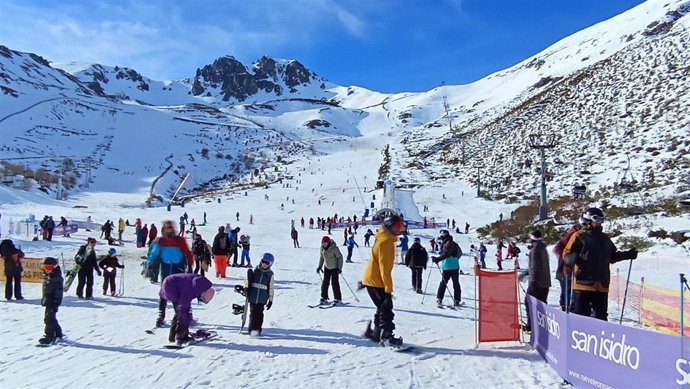 Unas 2.000 personas visitan este fin de semana la estación de esquí de San Isidro en León
