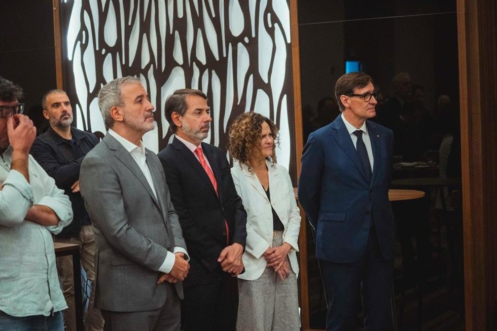 El alcalde de Barcelona, Jaume Collboni, y el presidente de la Generalitat, Salvador Illa, durante un desayuno con editores en Guadalajara
