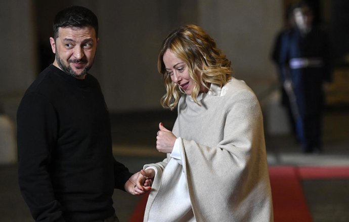 Archivo - Arquivo - 9 de janeiro de 2025, Roma: A primeira-ministra italiana Giorgia Meloni (à direita) e o presidente ucraniano Volodymyr Zelensky (à esquerda) durante reunião no Palazzo Chigi, Roma, Itália, em 9 de janeiro de 2025. ANSA/RICCARDO ANTIMIA