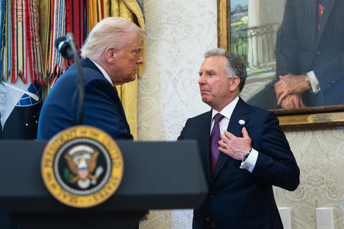 Archivo - May 6, 2025, Washington, District Of Columbia, USA: United States President Donald J Trump congratulates US Special Envoy to the Middle East Steven Witkoff after Witkoff's swearing-in ceremony in the Oval Office at the White House May 6, 2025. (