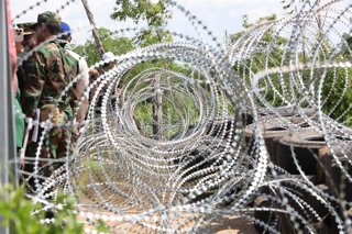 Archivo - BANTEAY MEANCHEY, Aug. 14, 2025  -- This photo taken on Aug. 14, 2025 shows barbed wire and tyres deployed by Thai armed forces, in Banteay Meanchey province, Cambodia. A Cambodian defense spokesperson said on Wednesday afternoon that Thai armed