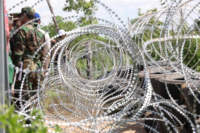Archivo - BANTEAY MEANCHEY, Aug. 14, 2025  -- This photo taken on Aug. 14, 2025 shows barbed wire and tyres deployed by Thai armed forces, in Banteay Meanchey province, Cambodia. A Cambodian defense spokesperson said on Wednesday afternoon that Thai armed